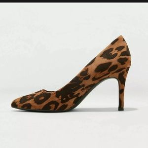 Gemma Women’s size 5.5 animal print pump.